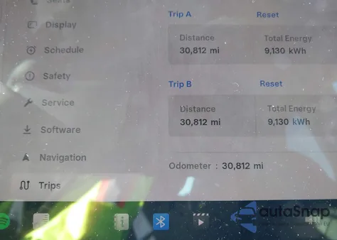 2024 Tesla Model Y Long Range Dual Motor All-Wheel Drive z USA, uszkodzony, nr VIN 7SAYGDEE0RA218402